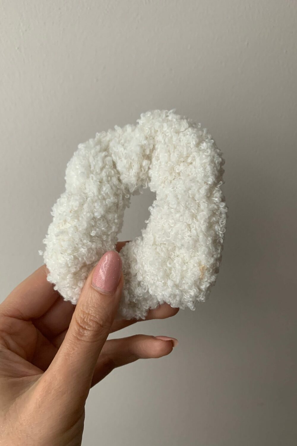 chouchou blanc pelucheux